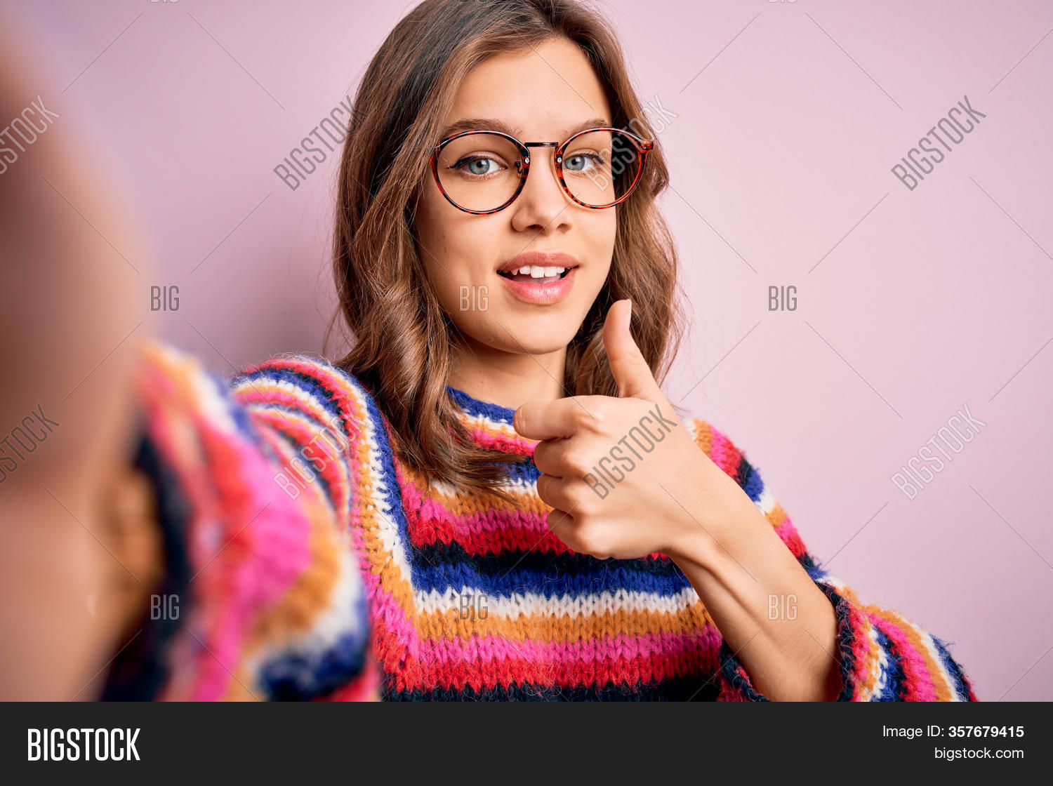 girl with thumbs up selfie