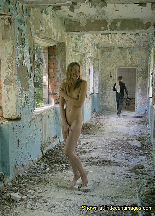 annie meredith recommends nude women in odd places pic