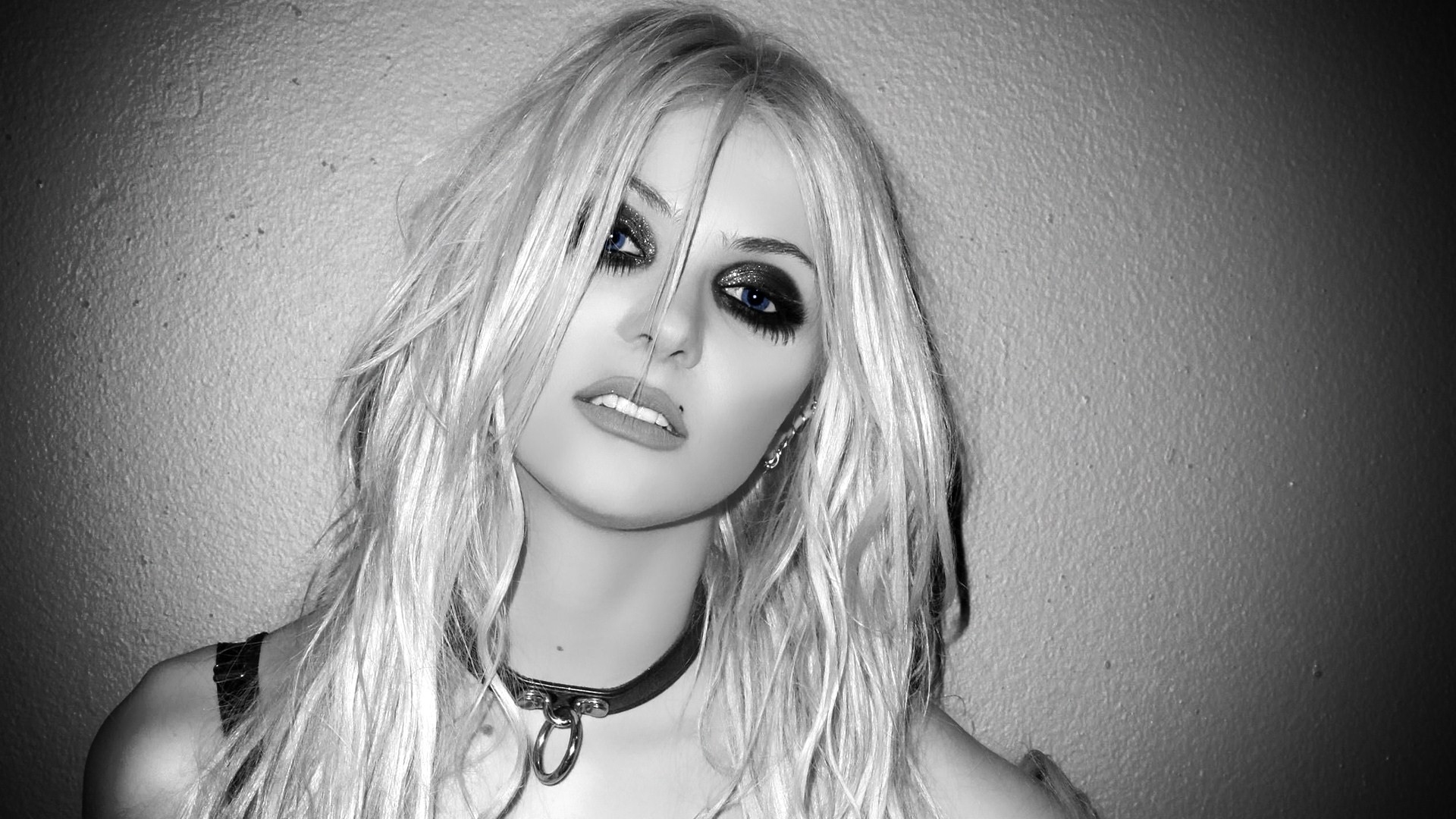 bellisima shop add taylor momsen and marilyn manson photo