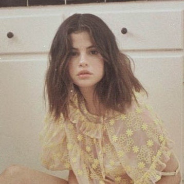 cree sinclair recommends Selena Gomez Yellow Thong