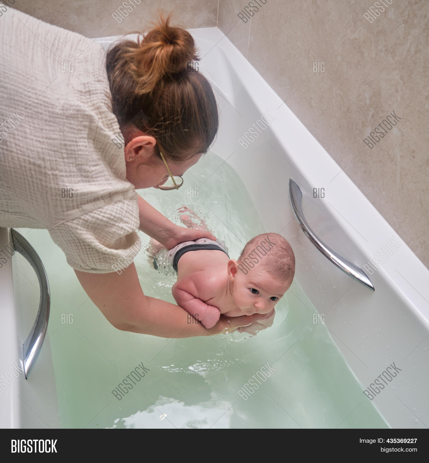 Best of Mom helps son bath