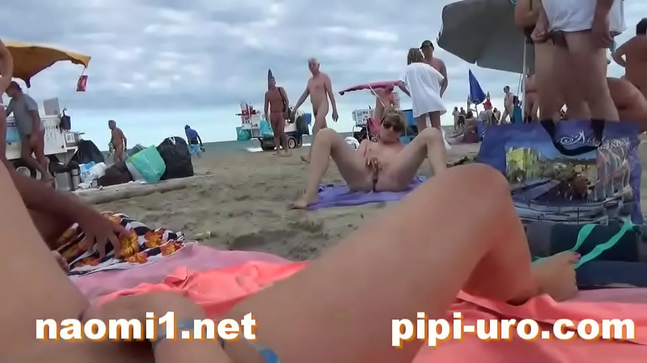 Girls Maturbating On Beach Porn peep hole