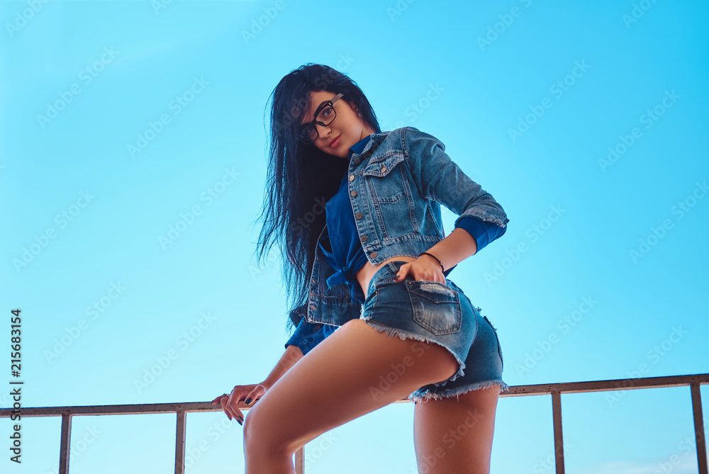 Sexy Girls Wearing Shorts a crave