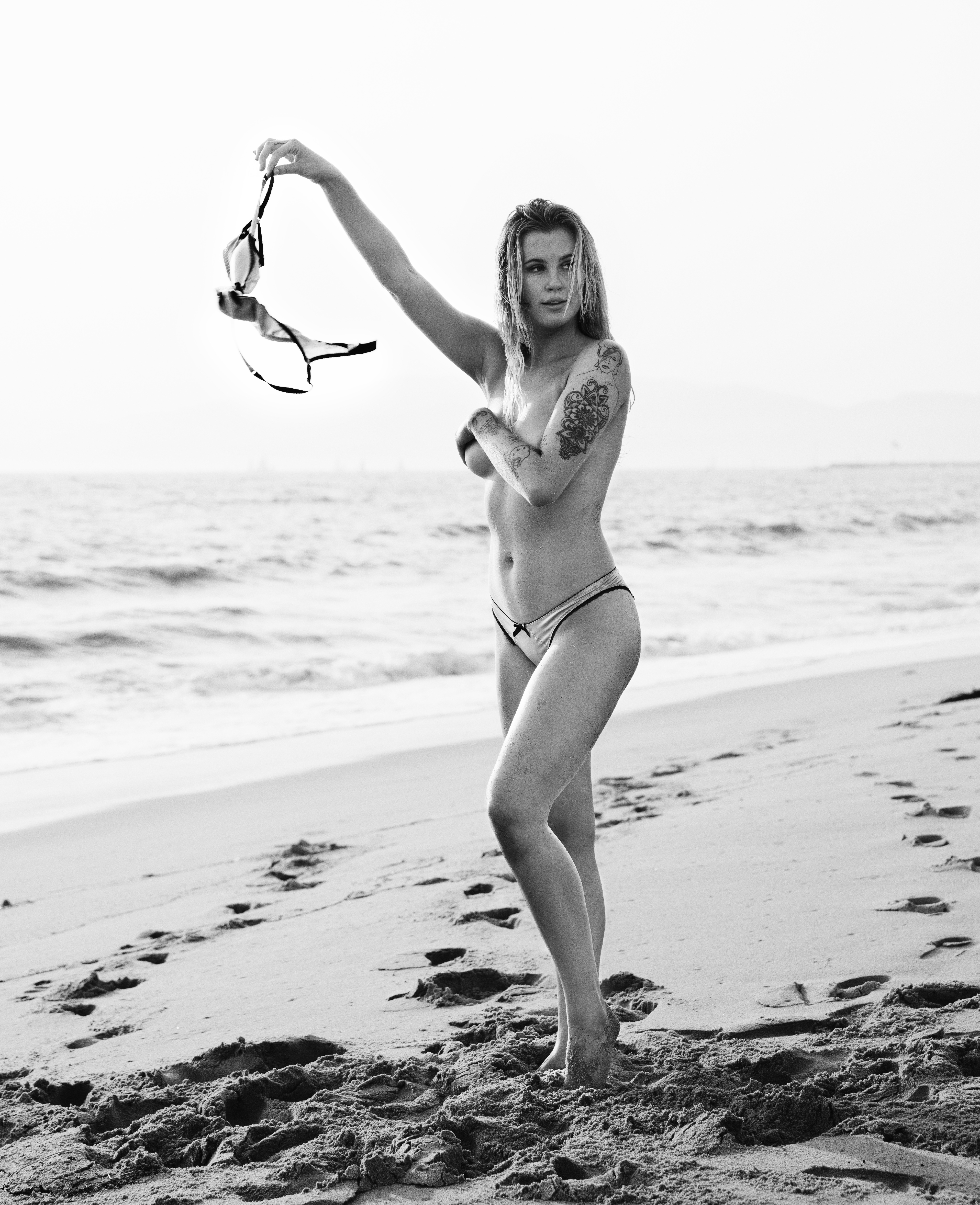 alvin tomas share strip tease on beach photos