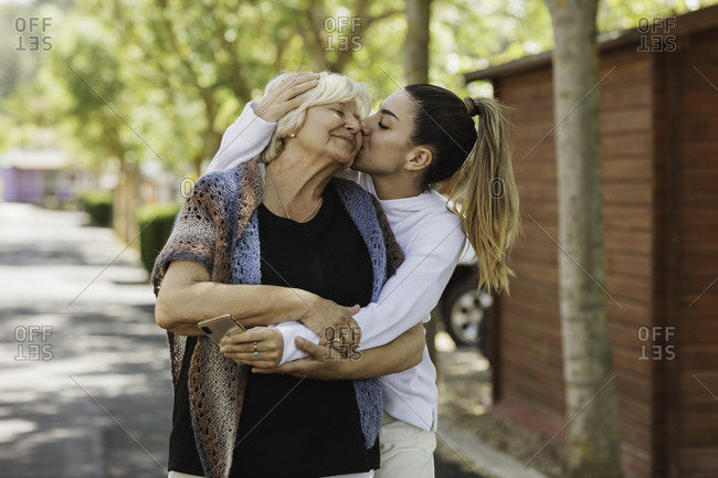 anecia allen recommends Older And Younger Lesbians Kissing
