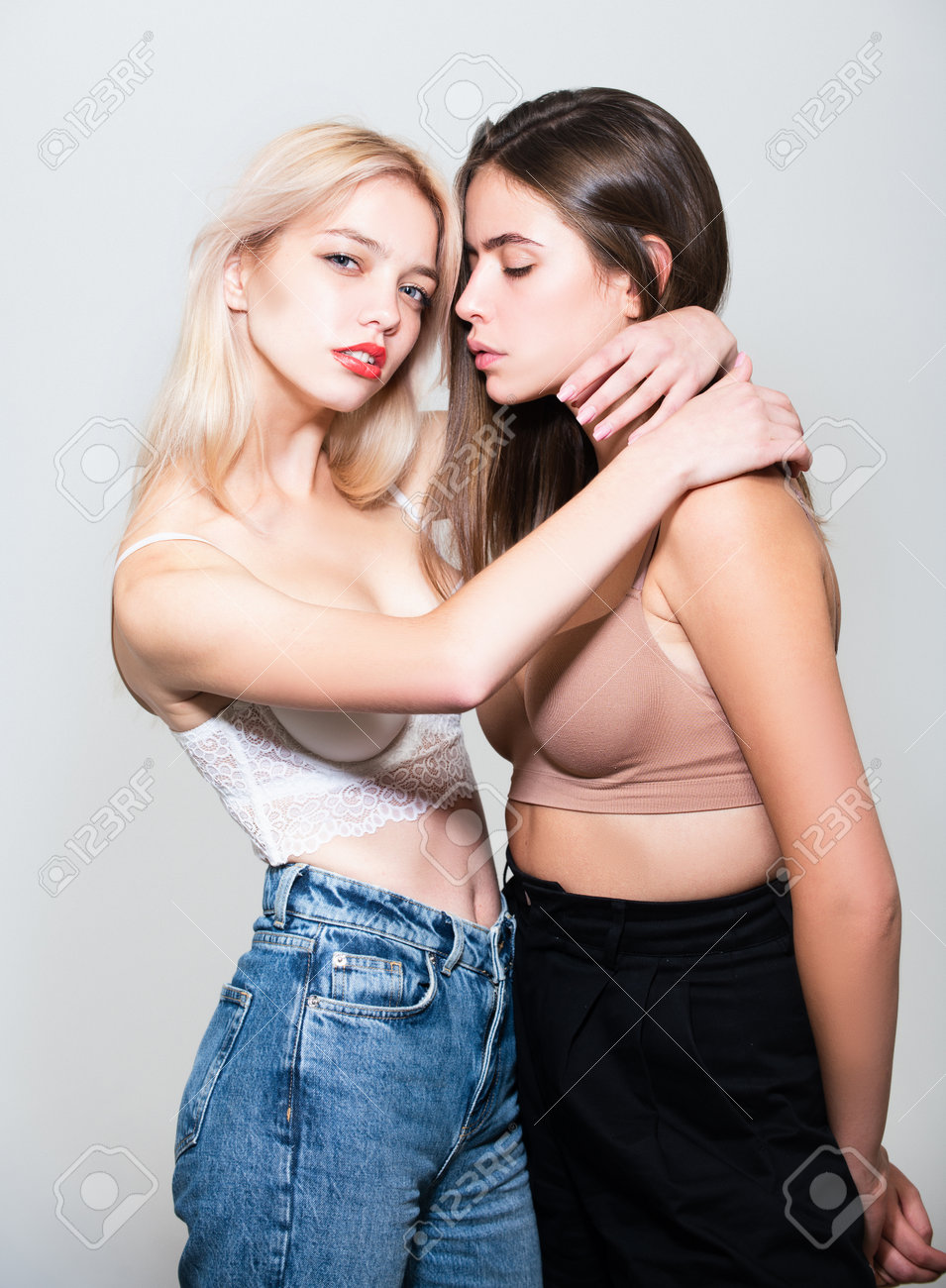 alusio vakaoqotabua recommends lesbian seducing younger women pic