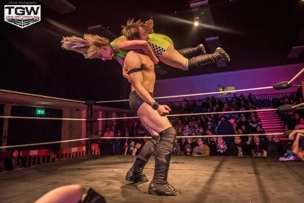 christian rawson recommends Female Muscle Wrestling Men