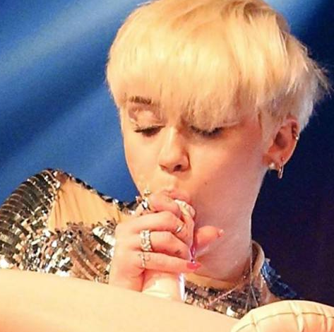 Miley Cyrus Blow Job a gril