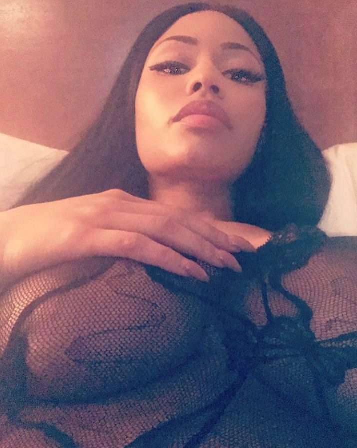 nicki minaj shows tits