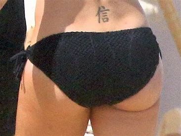 ami khan recommends Kaley Cuoco In A Thong