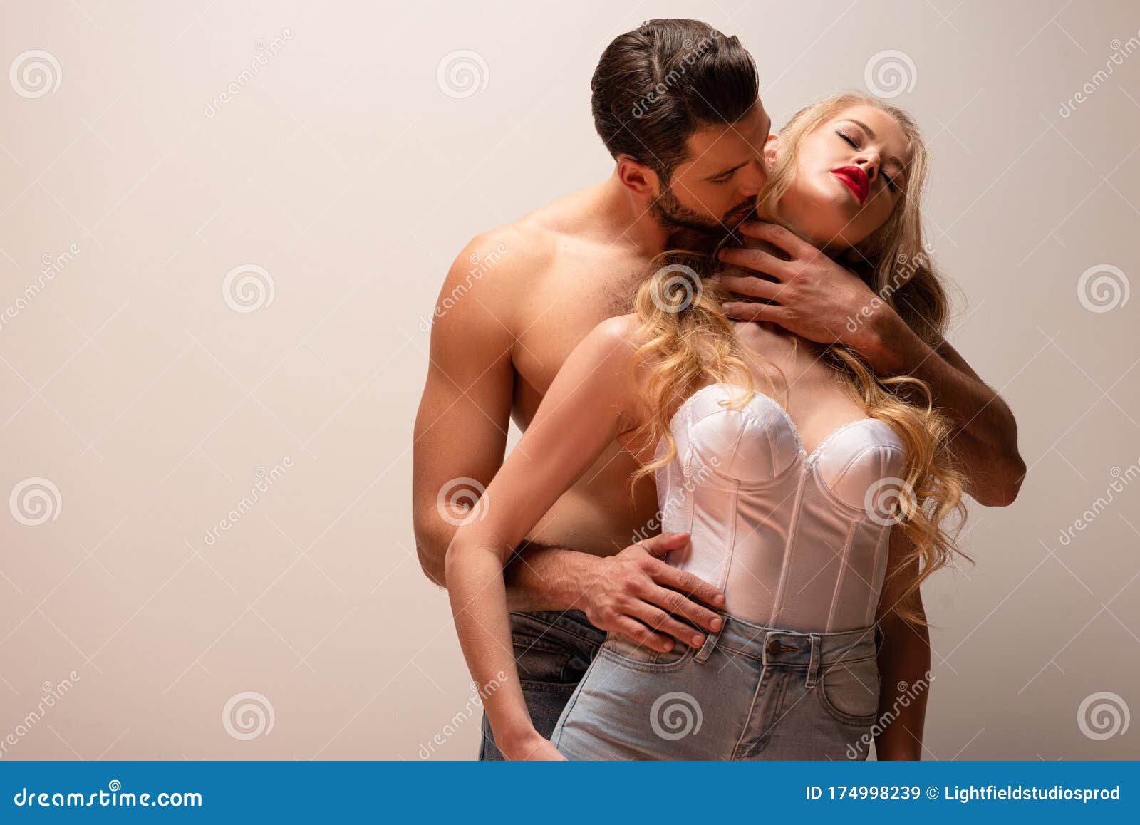 aleli flores amburgo recommends hot women kissing men pic