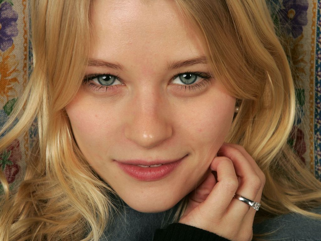 carlos calzadilla recommends Emilie De Ravin Hot