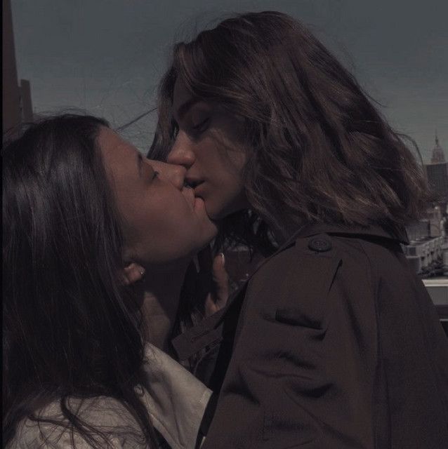 alexandra daddario lesbian kiss