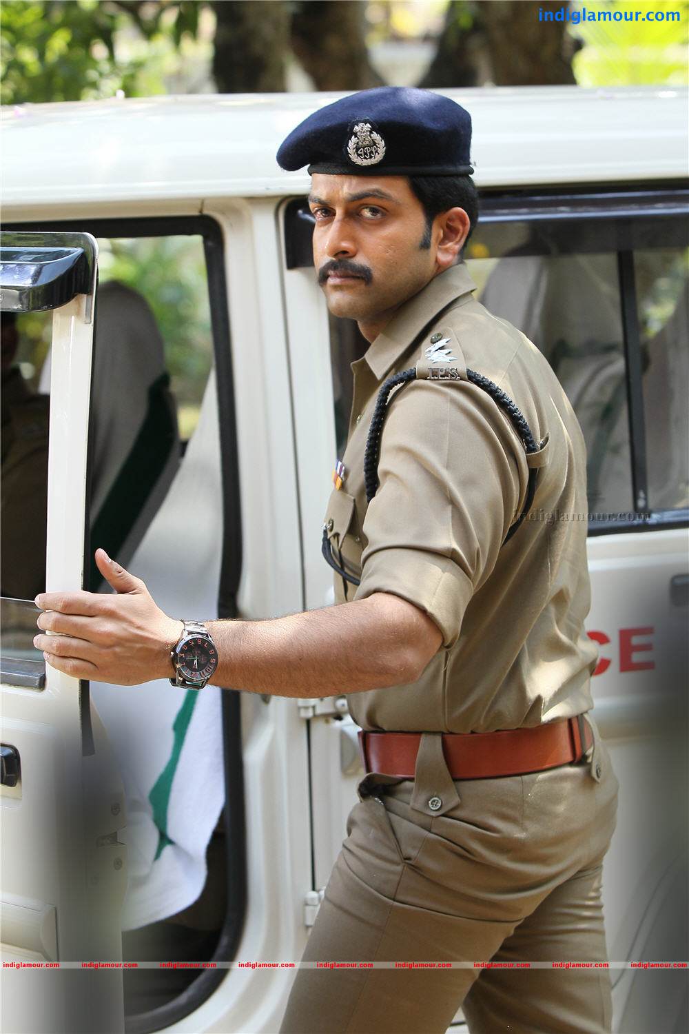 Mumbai Police Malayalam Full Movie tro naked