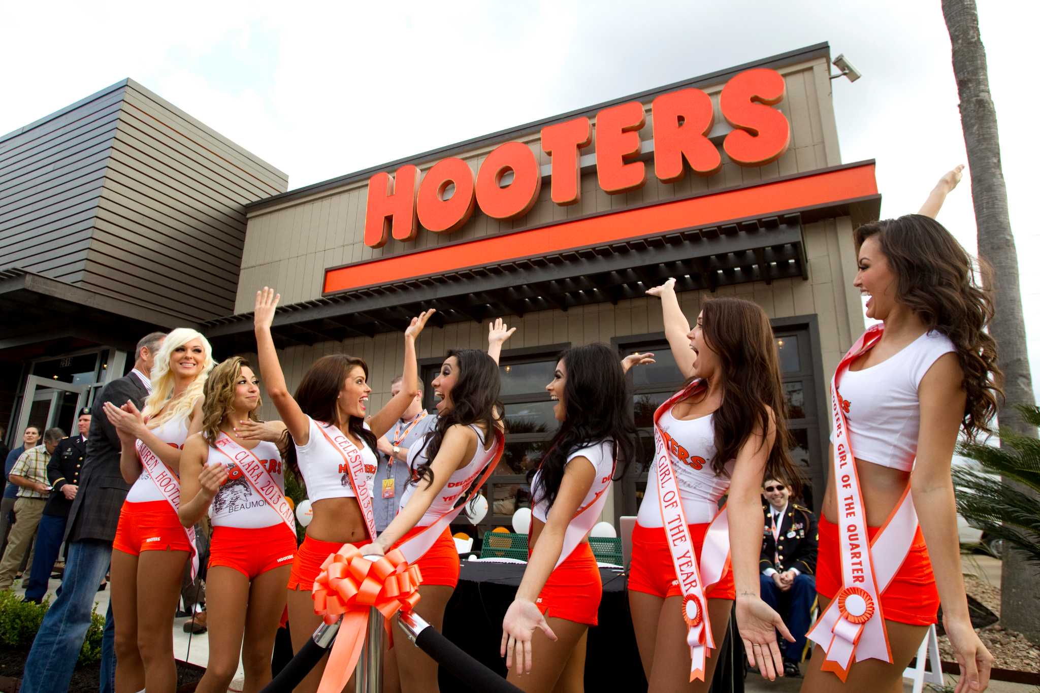 austin seis add photo hooters in des moines