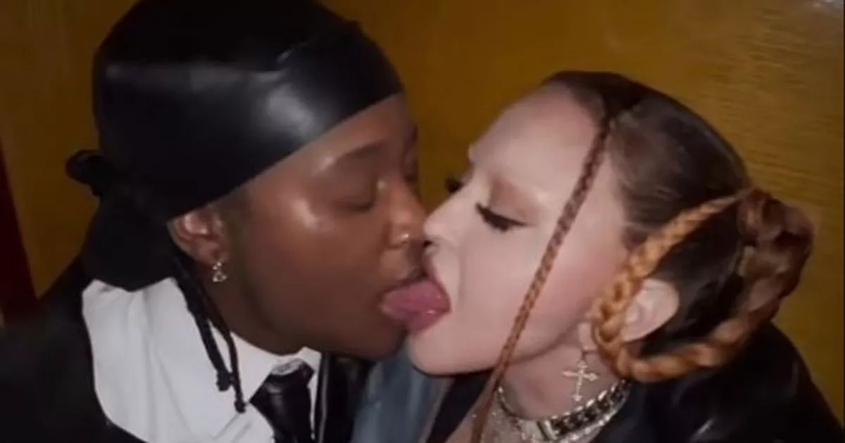 charles lien recommends black girls tongue kissing pic