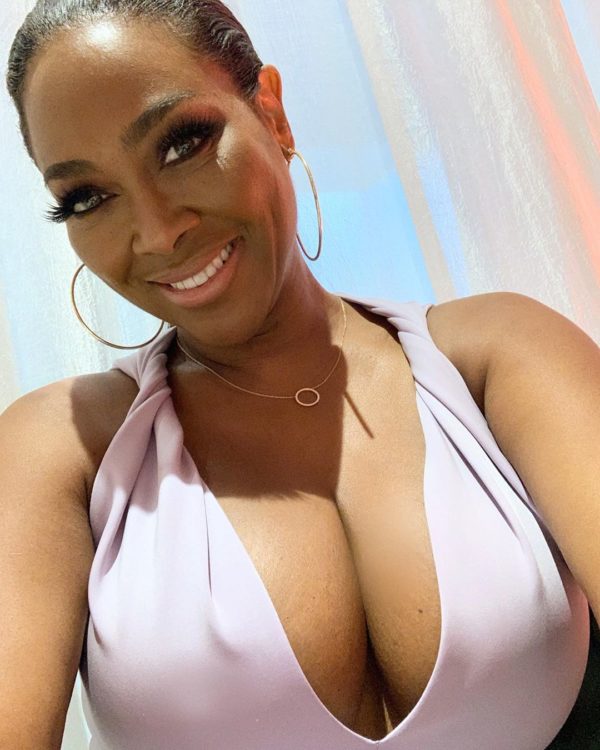 candace clatterbuck recommends kenya moore cleavage pic