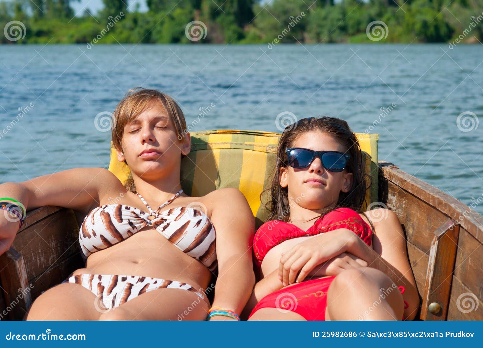 bob phelps recommends Girls Sunbathing Pics