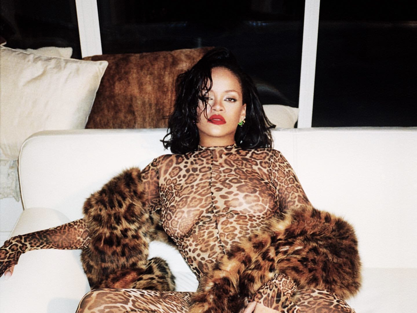 brent waugh recommends Rihanna Naked Selfie