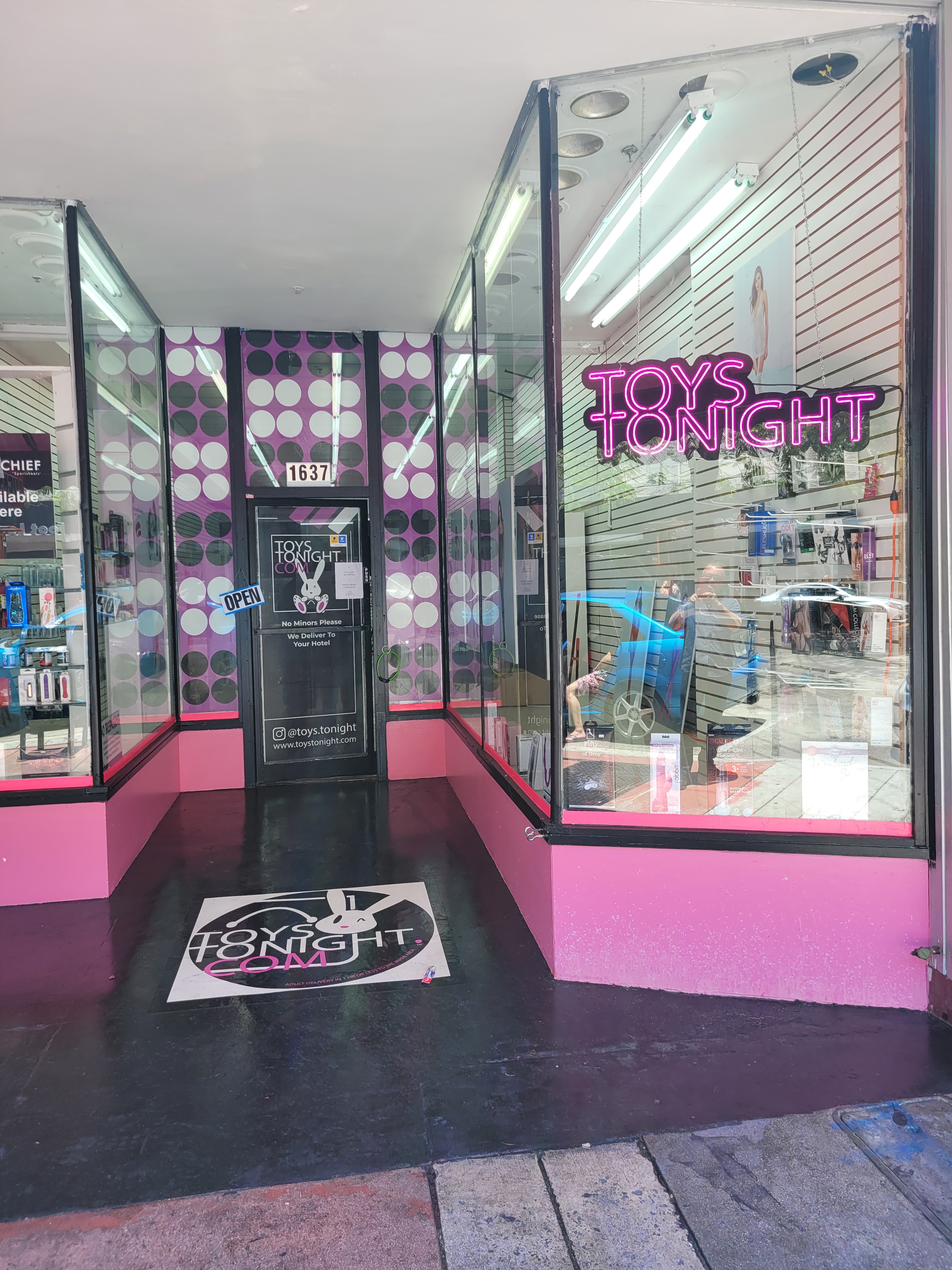 andrew sayegh add photo xxx store in miami