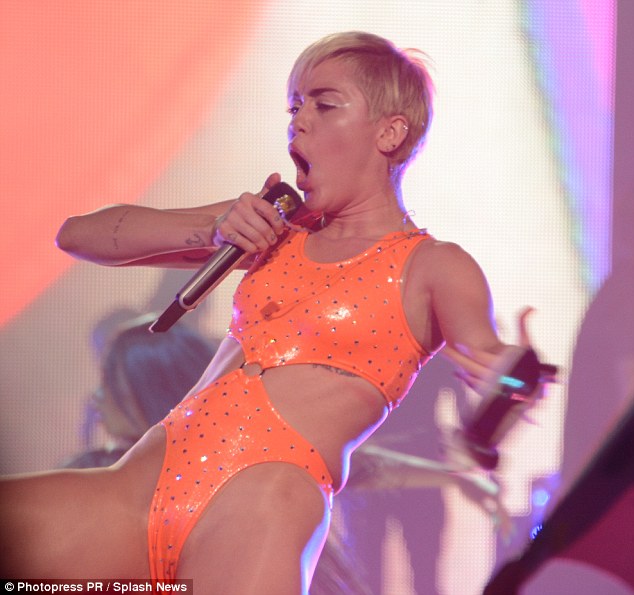 amanda senterfitt recommends miley cyrus naked in the shower pic