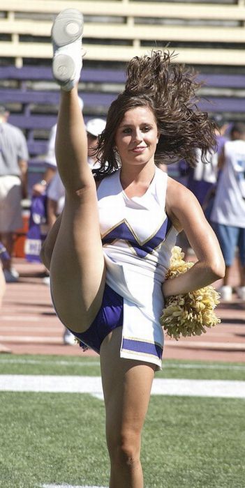 che che lewis recommends college cheerleader crotch shots pic