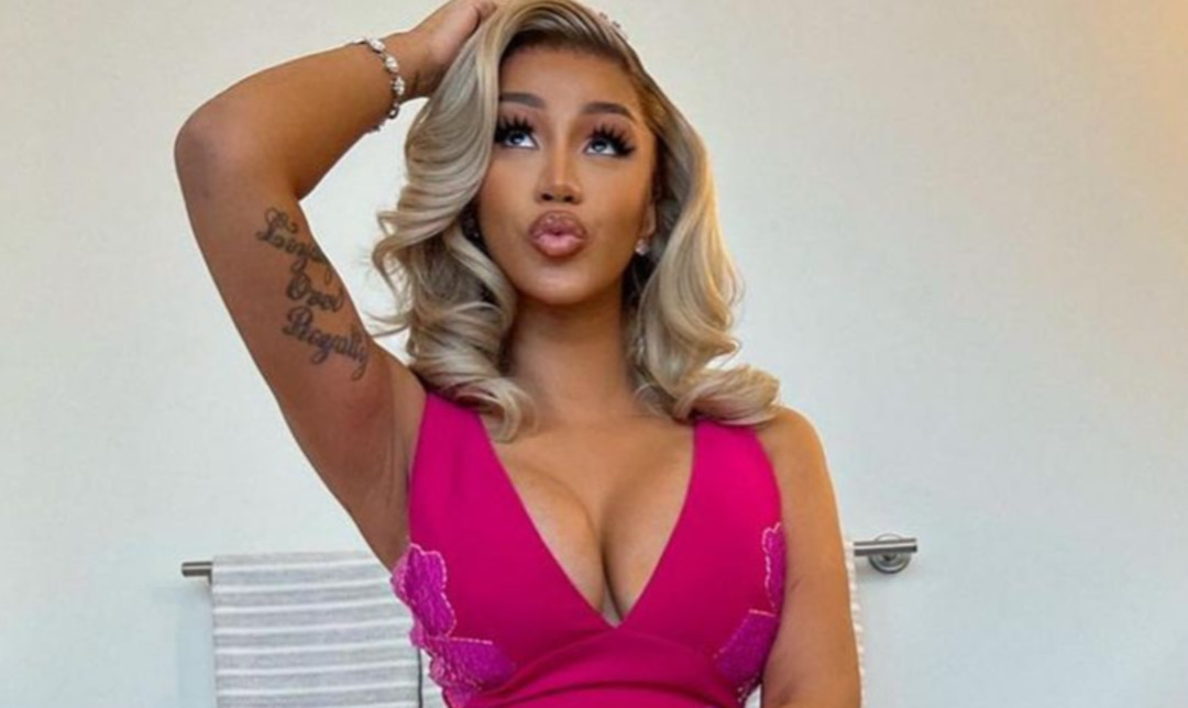 Cardi B Shows Boobs sexxxx photo