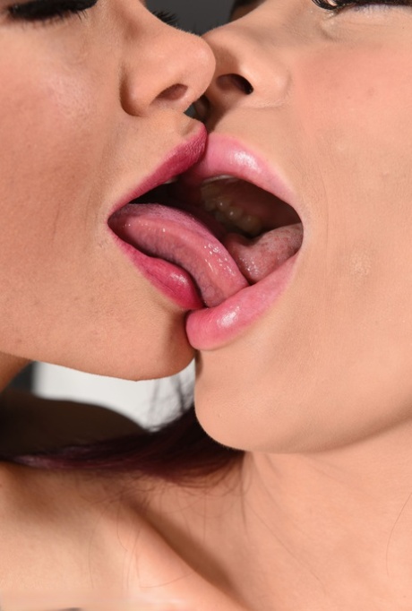 deejay matt recommends Naked Girls Tongue Kissing