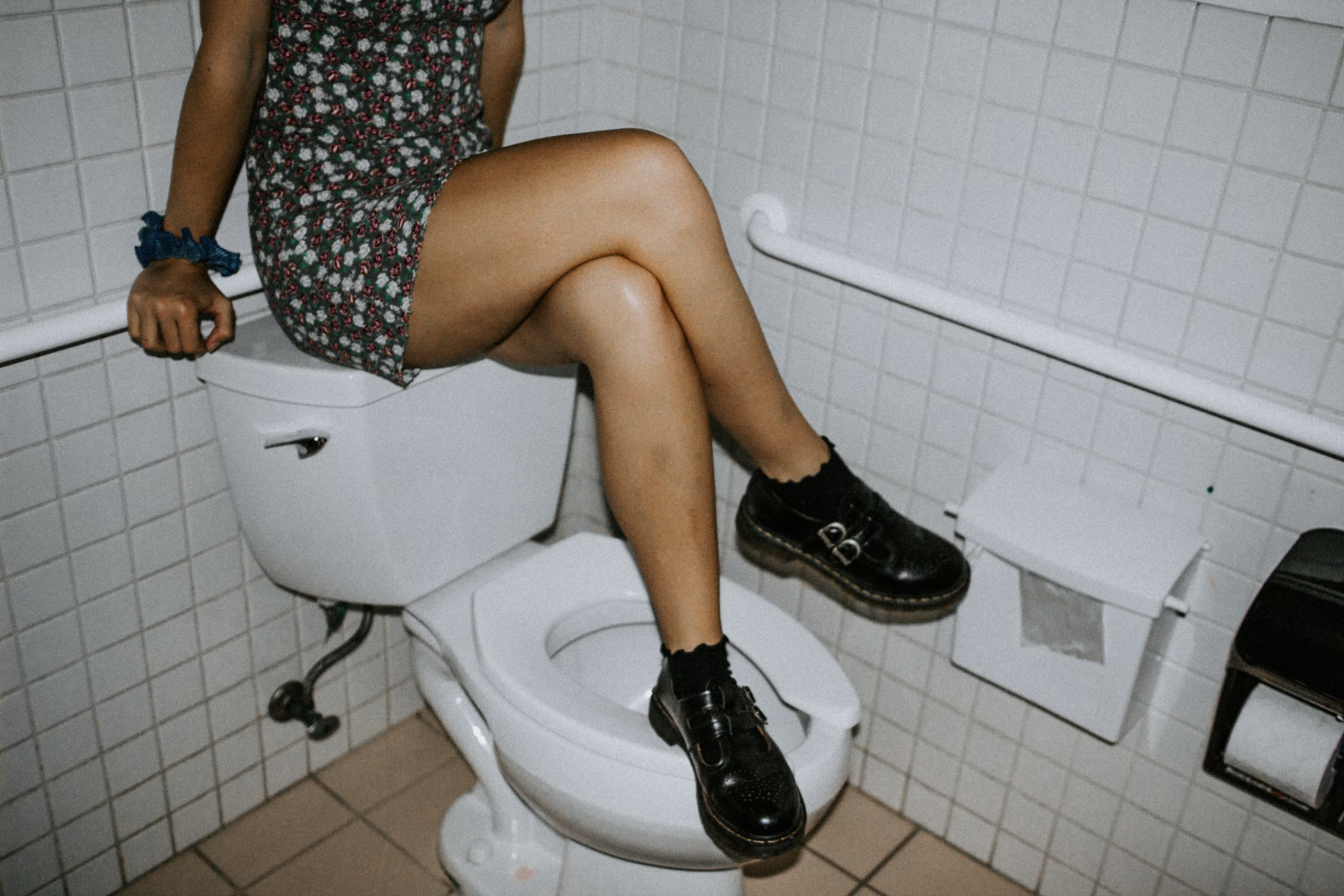 dale morley recommends Girl Pissing In Toilet