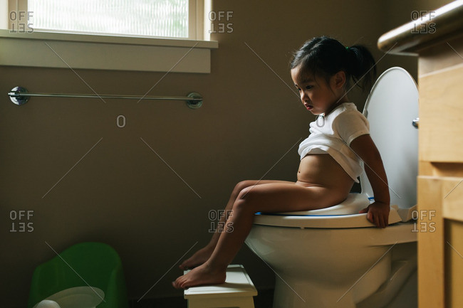 Girl Sit On Toilet thaimassage naken