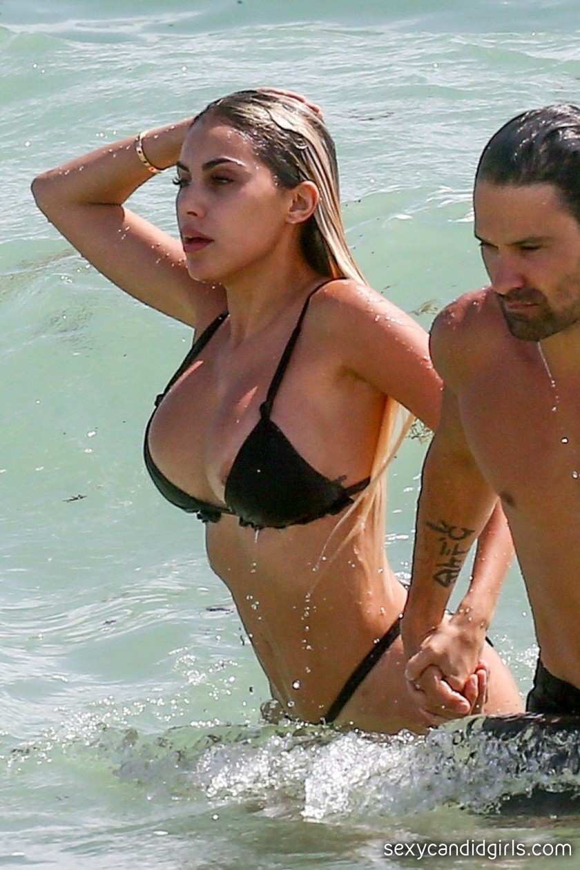 abdon molina share girls lipp slip on beach porn photos