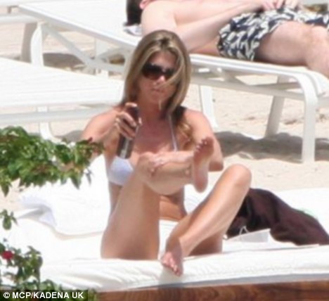 beverly doucette recommends jennifer aniston legs spread pic
