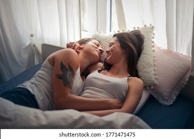 andrew woomer recommends Lesbians Kissing On Bed