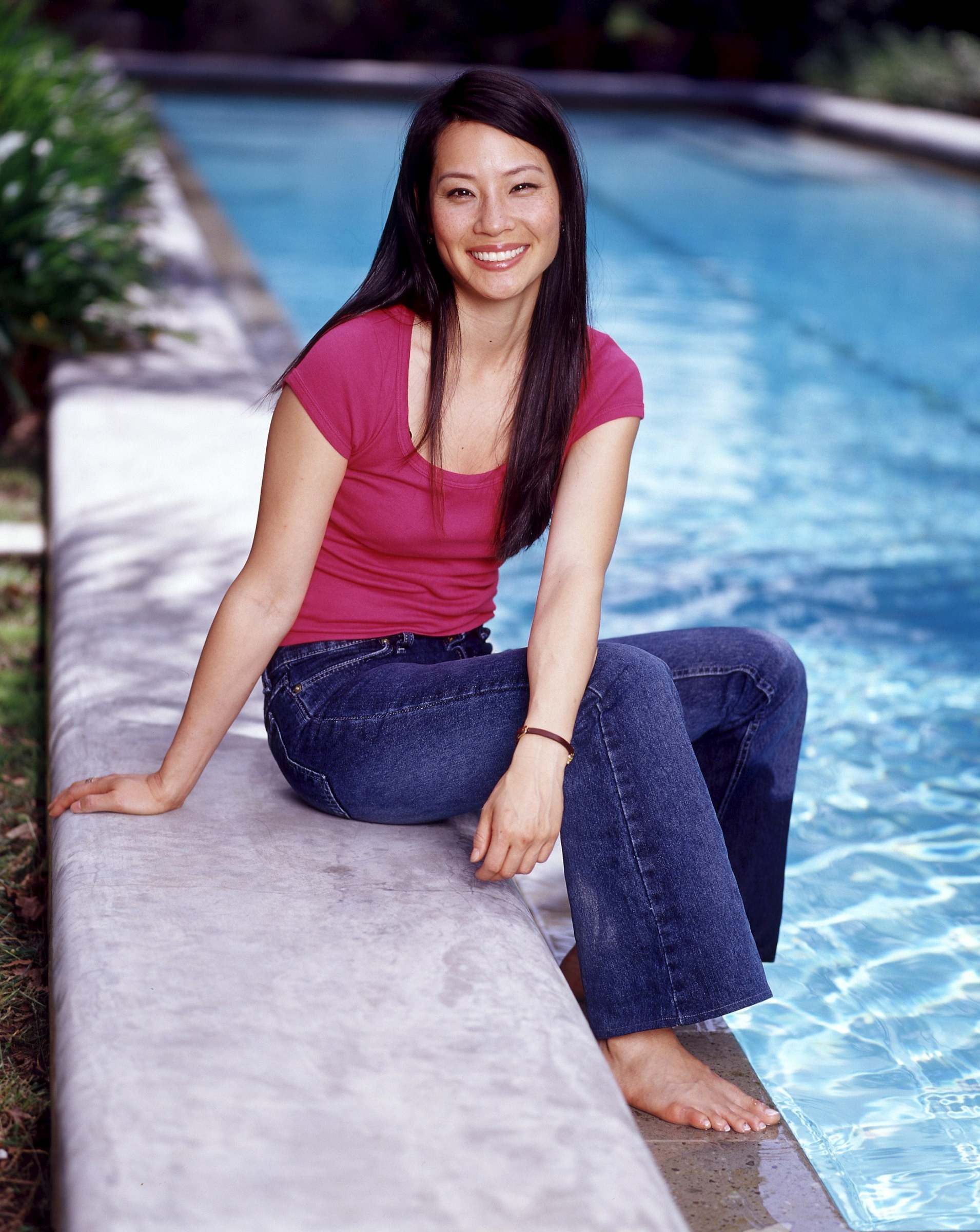 lucy liu barefoot