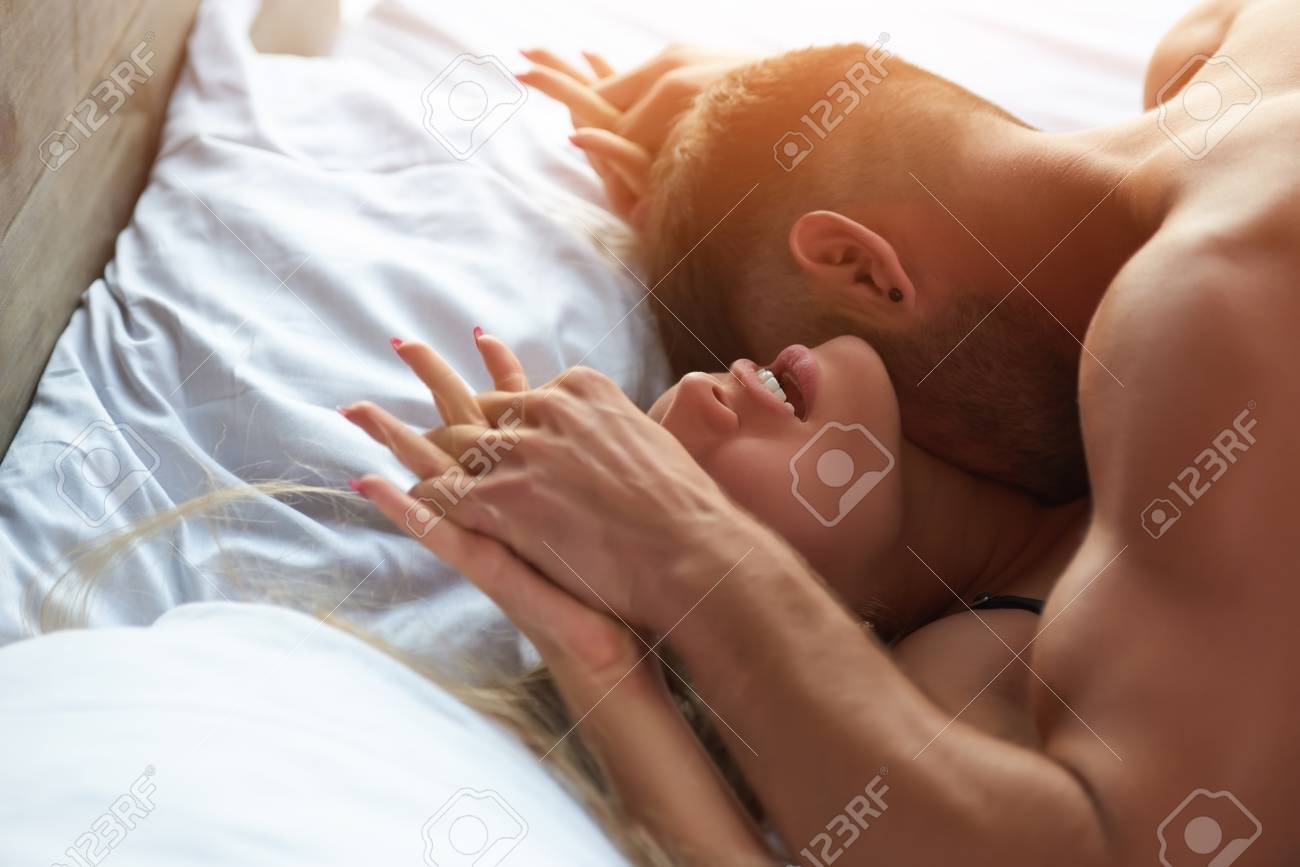 Man And Girl Having Sex na bronha