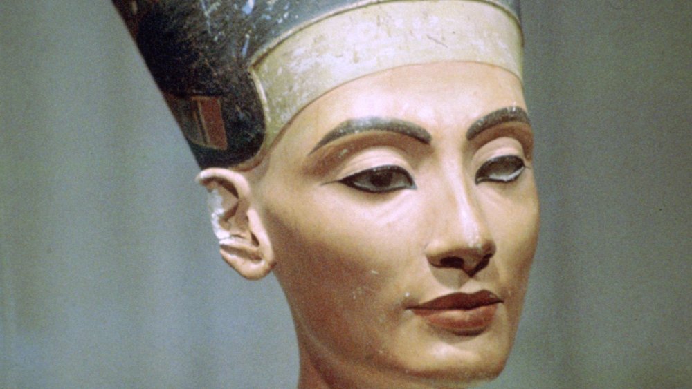 Nefertiti She Male near nude