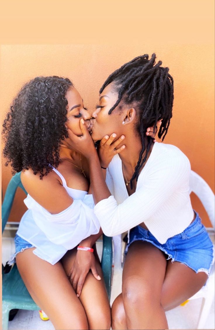 banjo hall recommends sexy black lesbians kissing pic