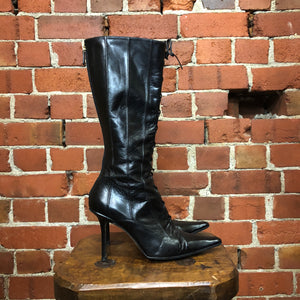 amira farouk share sexy leather boots photos