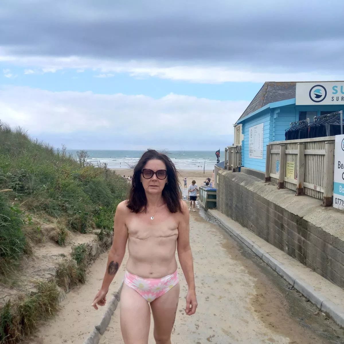 chelsea worth recommends topless beach photos pic